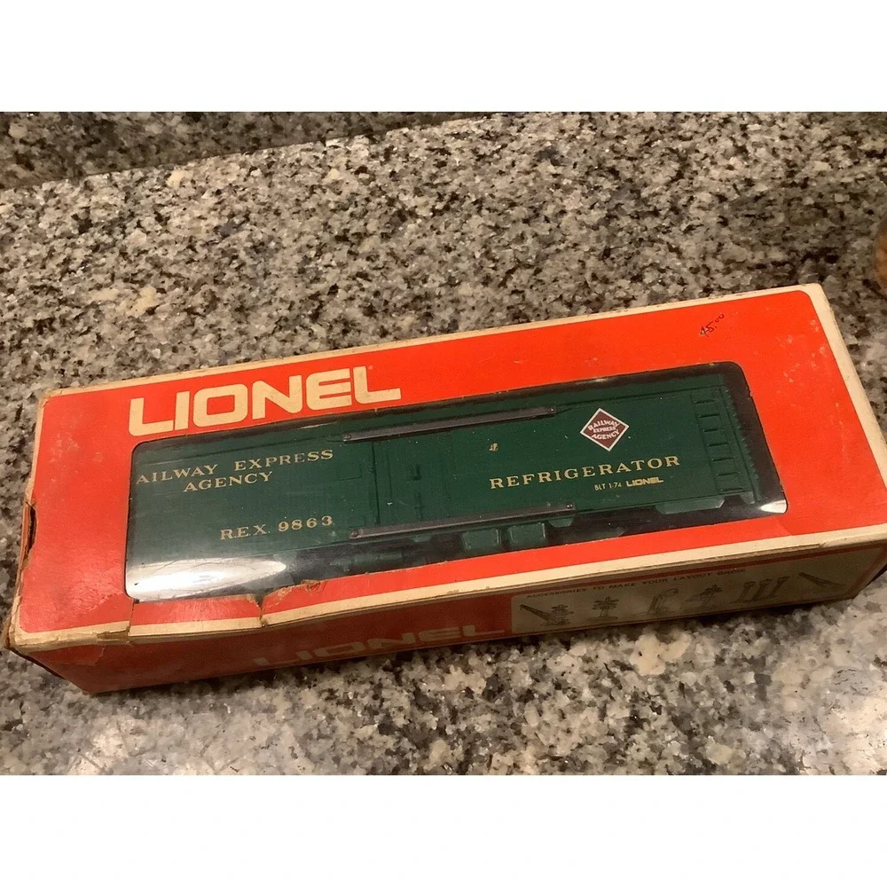 Lionel 6-9863 REA Reefer Car has some wear